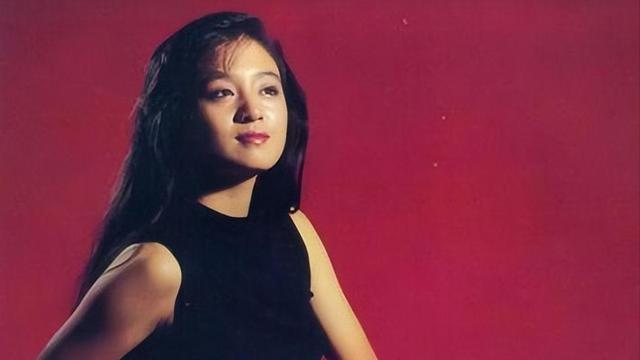 她曾经红过巩俐，却因爱错人毁了一生，婚后丈夫“拒认”亲生儿子