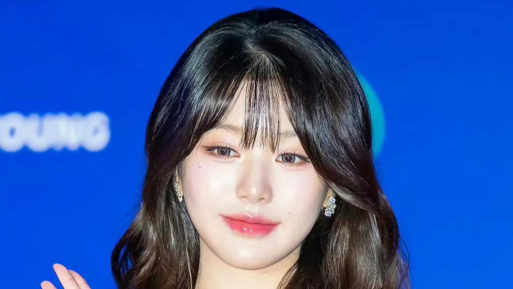 张元英近期活动美照，身穿抹胸超短裙，美腿好修长