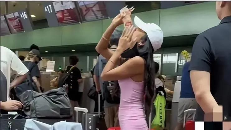 吉克隽逸被偶遇，素颜曝光衣服紧身显身材，皮肤黝黑鞋子很土