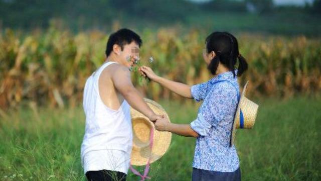 91年我毕业回家，青梅初恋担心我变心，她堵在村口抱住我：娶我