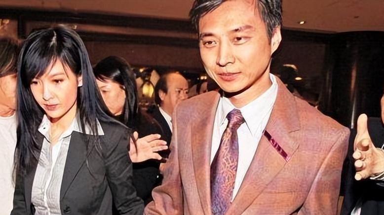 周慧敏和老公出席晚宴，60岁倪震秃头苍老，变成沧桑油腻大叔