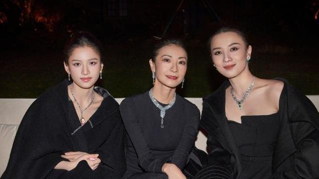 当44岁宋佳与59岁巩俐站在一起，我才明白什么叫气质和骨相