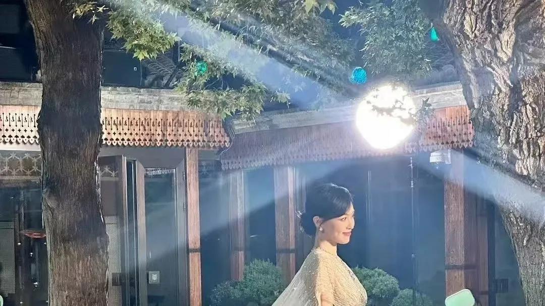 40岁唐嫣高定仙女裙杀疯， 一番大女主《独身女人》来袭！