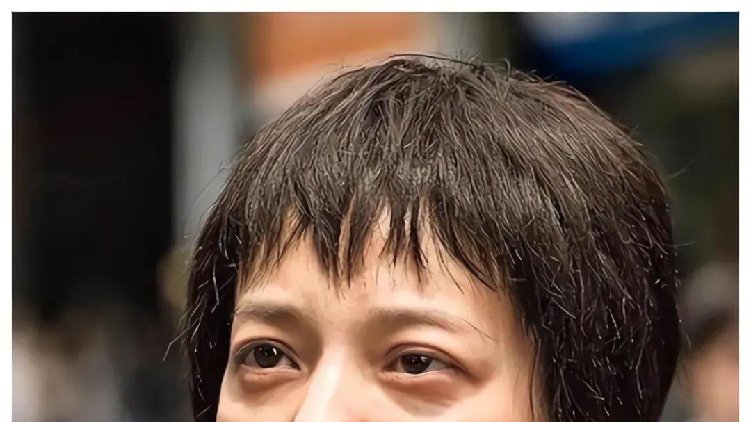 49岁的赵薇，眼袋肥大，脸色憔悴，一手好牌打稀烂，现在她后悔了吗？