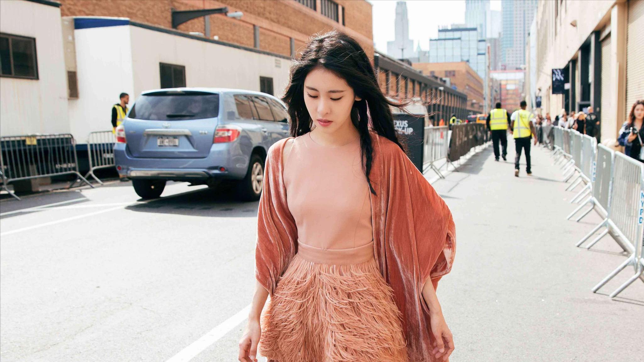 34岁张碧晨素颜曝光，眼袋突出皮肤暗黄，嘴角的痘印清晰可见！