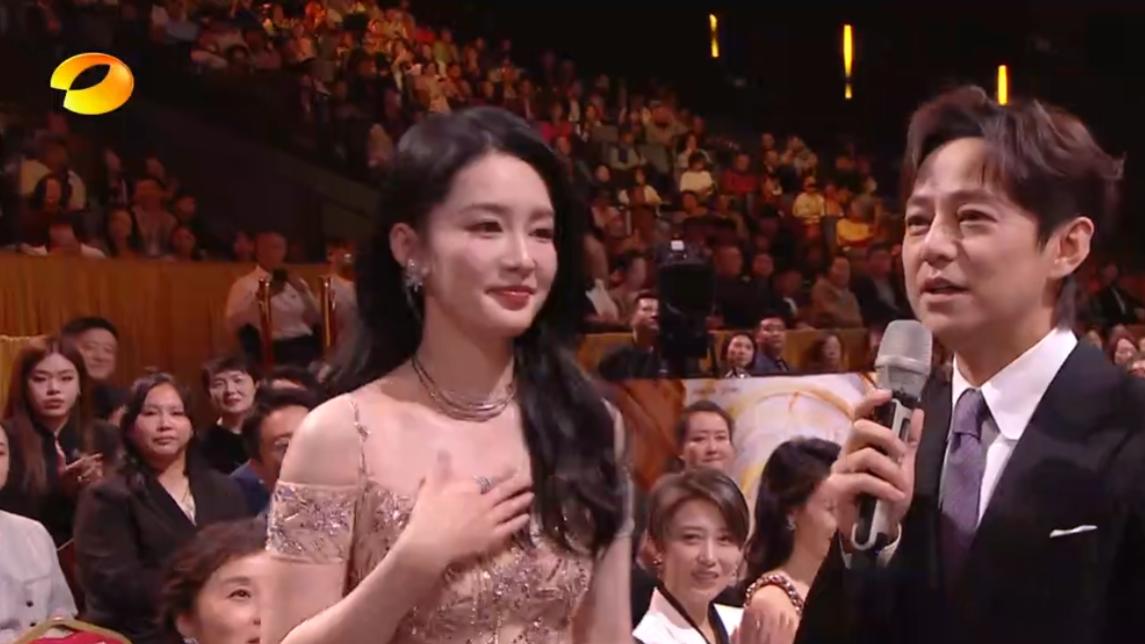 金鹰节内场女星生图：李沁长肉、闫妮险摔倒、赵丽颖眼神太抢镜！