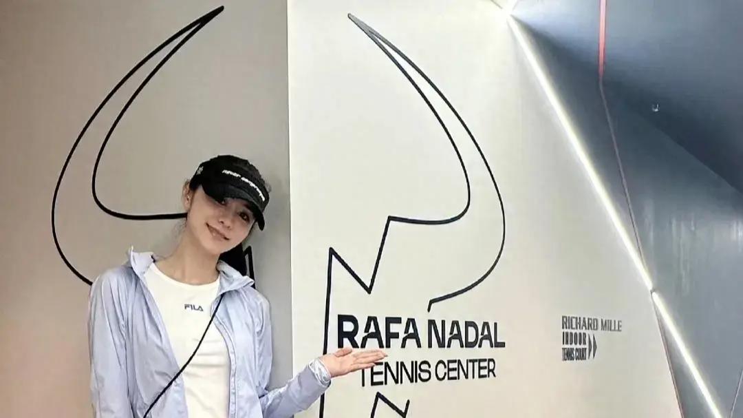 张馨月一家三口打网球，3岁女儿打扮甜美，林峯肌肉明显体格壮实