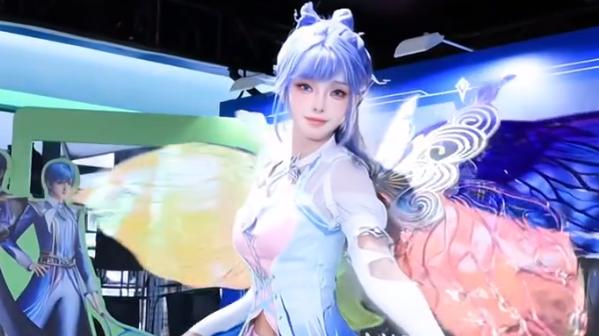 王秋儿和王冬儿真人版登场，手持昊天锤身材好猛，战斗服超绝！