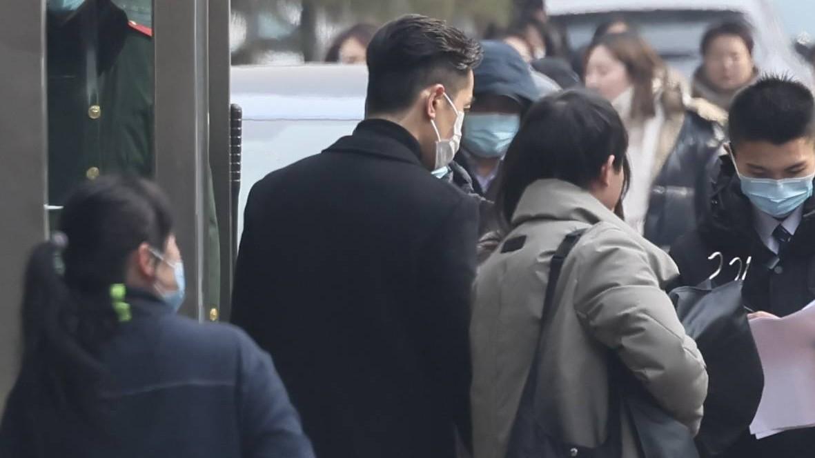 |胡歌时隔7年再现身央视春晚彩排！西装革履打扮认真，背影很绅士