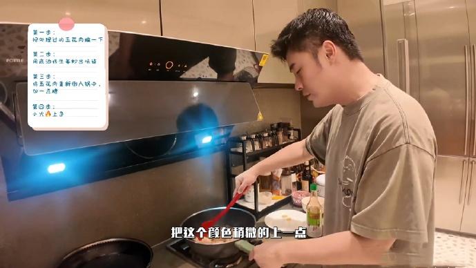 黄磊厨艺风波发酵，首次公开露面被人喊“豆角”，脸色难看装忙碌