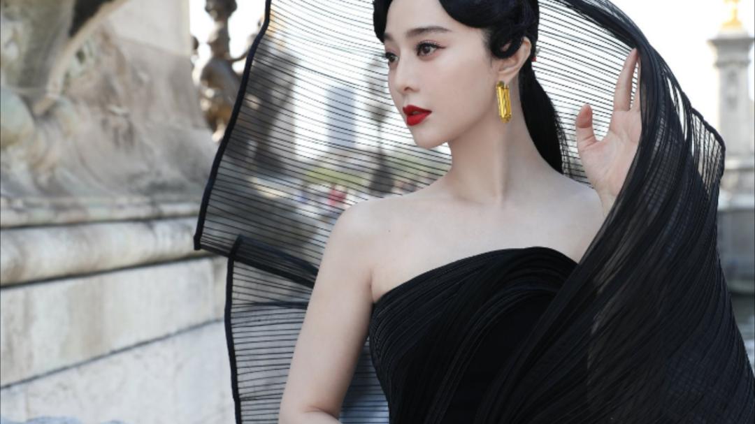 43岁范冰冰美照引热议！粉头发，烟熏妆，不愧是内娱第一美女！