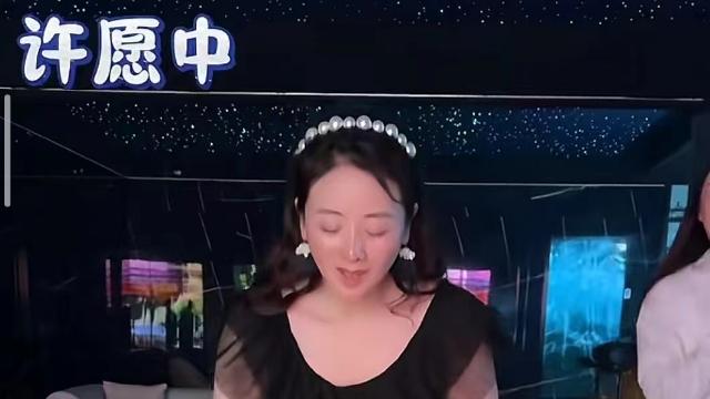 44岁小李琳晒庆生照，被老公女儿幸福亲吻，经超和女儿似复制粘贴