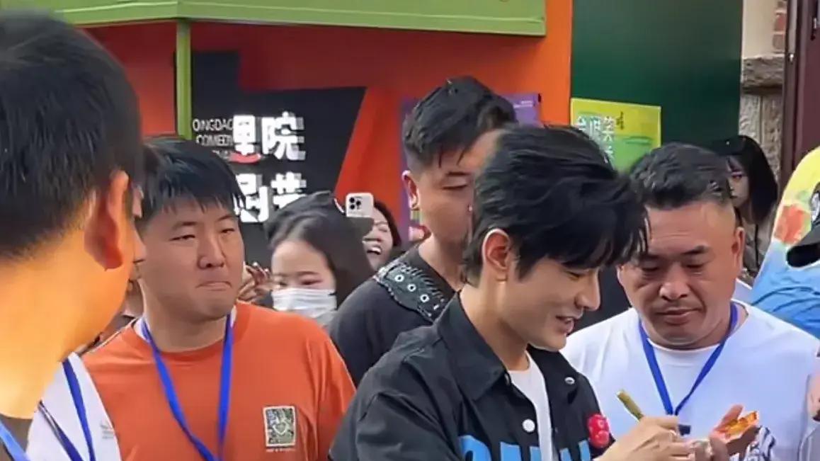 47岁黄晓明戴假发亮相青岛，头发浓密却分层明显，网友：太尴尬了