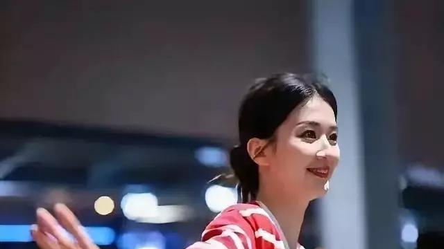 31岁乔欣嫁豪门后精神焕发！穿奶奶衫灵动似少女，爱情力量很奇妙