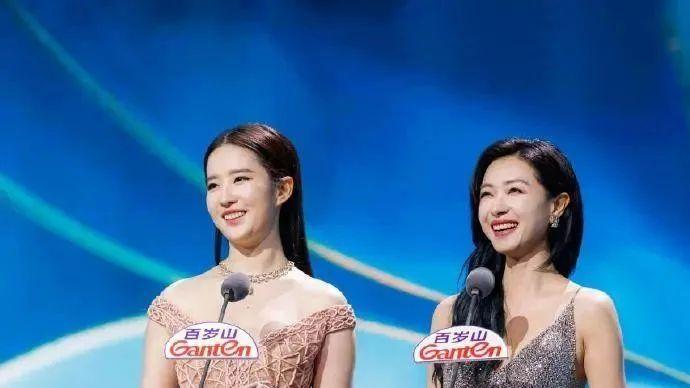 32岁娜扎遇上37岁刘亦菲，当一张高清照曝光，才知珠圆玉润给白幼瘦上了一课