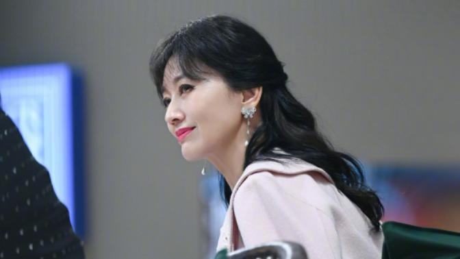 71岁赵雅芝现身内地录节目！毫无年龄感让人奇怪，还越来越年轻了