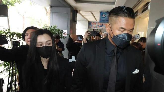 陈建州携范玮琪出席丧礼！一个细节让人深思：他们全部都佩戴口罩