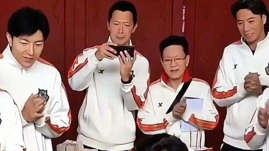 73岁谭咏麟回乡祭祖排场大！镇领导亲自接待，武警开道，吃烤乳猪