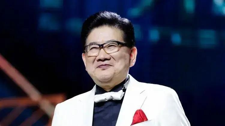 善恶终有报！从“第一主持人”到“声名狼籍”，曹可凡跌落神坛