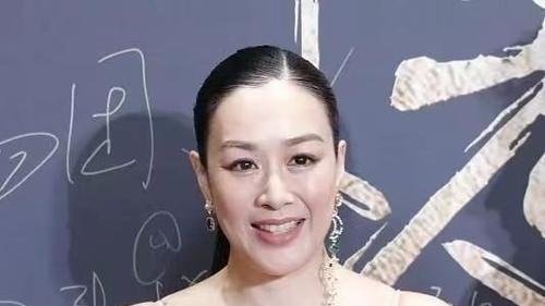 53岁钟丽缇：从膀大腰圆到火辣，她的自信治好了我的身材焦虑