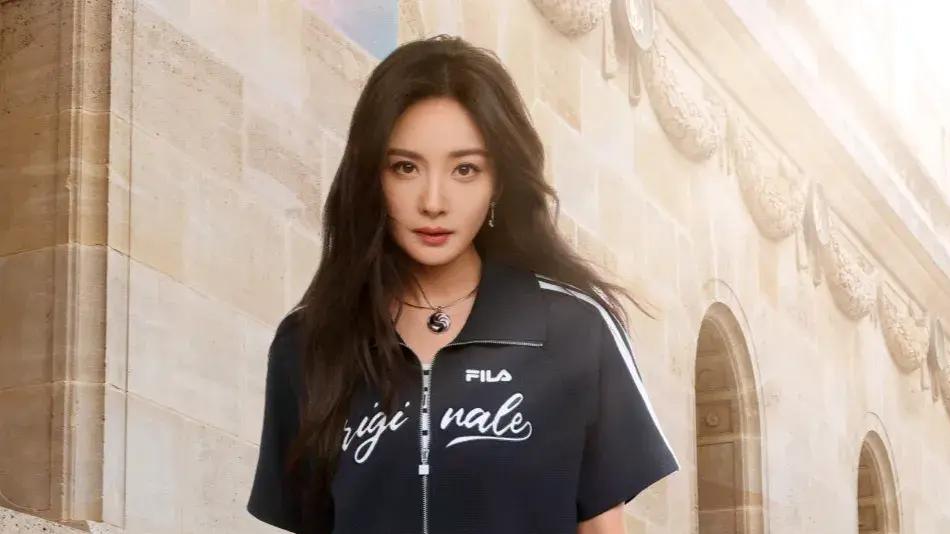 37岁杨幂最新硬照出炉，黑色短裙套装依然穿出年轻感