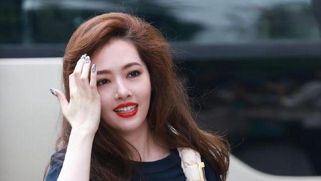 郭碧婷浓妆亮相，神似向太？网友热议：岁月是把“整容刀”