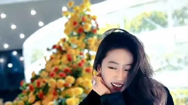 刘亦菲打卡哈尔滨冰封玫瑰，穿貂皮外套和光腿神器，又美出新高度