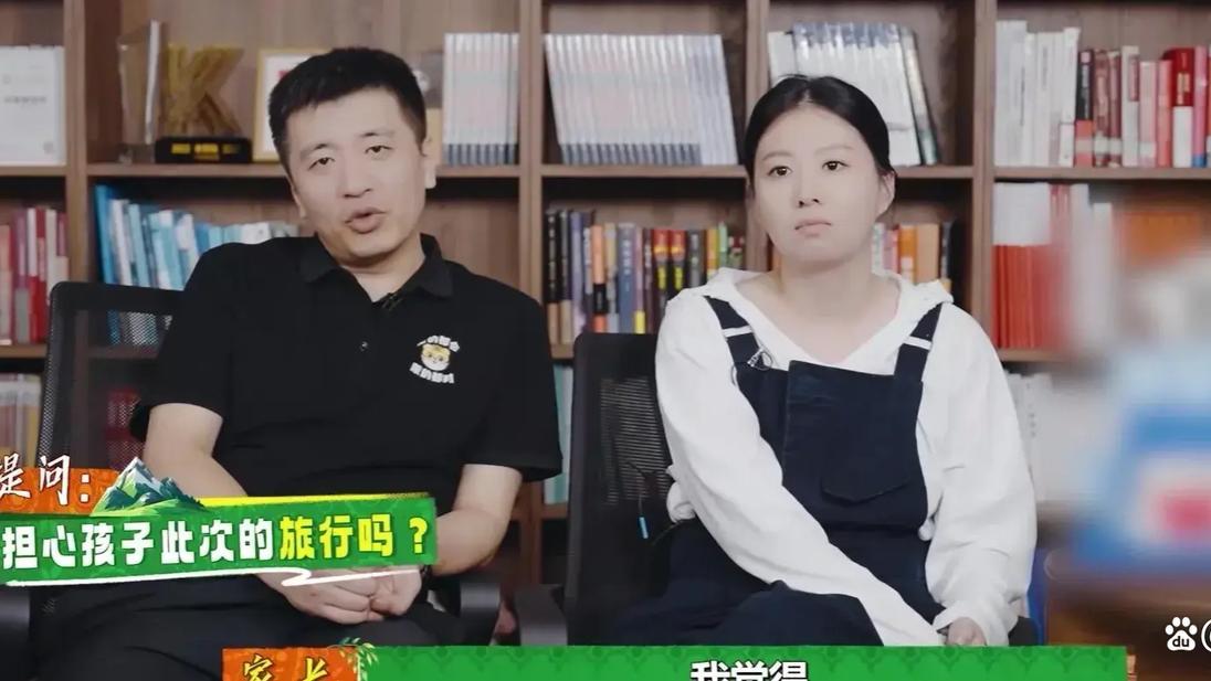 张雪峰夫妇首次公开亮相，网友热议：这对CP的同框画风有点特别！