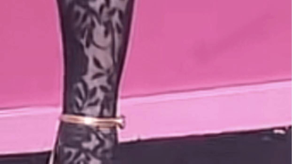 关晓彤的脚到底是有多大？脚趾头露在高跟鞋外面！也太搞笑了