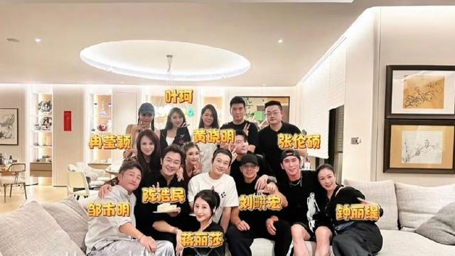 黄晓明带叶珂参加明星聚会，两人站位引热议，叶珂在现场格格不入