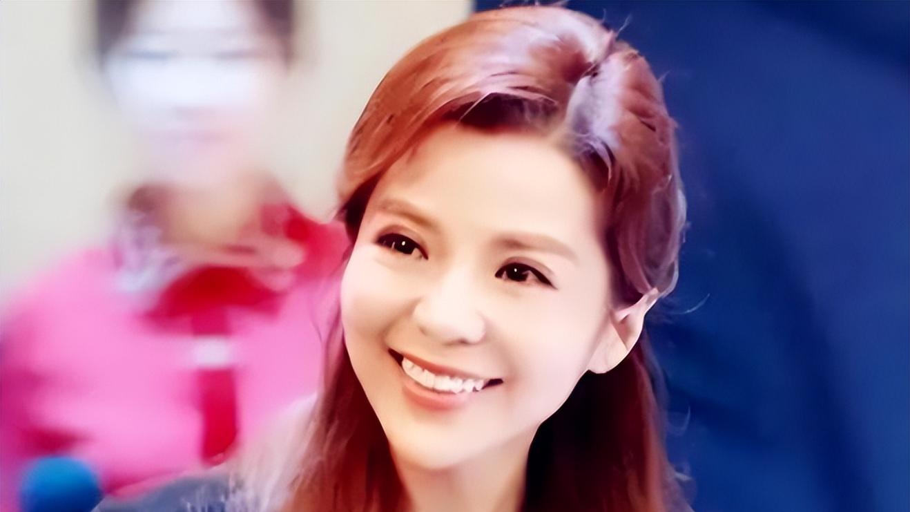 央视一姐朱迅：挚爱离世，抗癌14年，51岁的她近况如何？