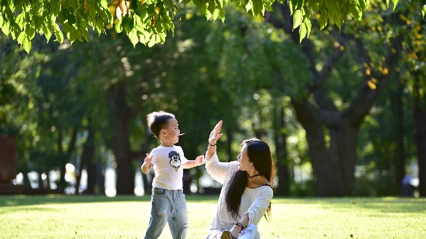 有4种打扮的妈妈，大多亲自带娃，在大街上一眼就能看出