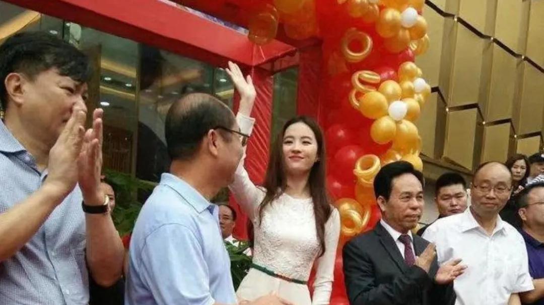 刘亦菲小县城捞金，穿白色连体裤腰臀比绝顶