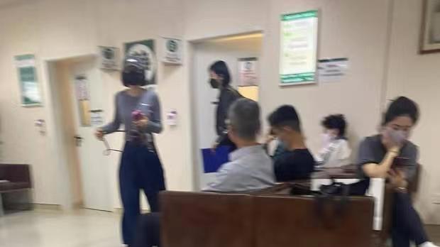 秦岚医院看病被偶遇 穿灰色修身上衣身材纤瘦