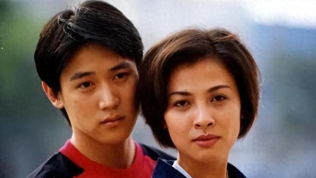 她24岁被嘲配不上22岁的陆毅，今50岁独自带娃18年，儿子很争气