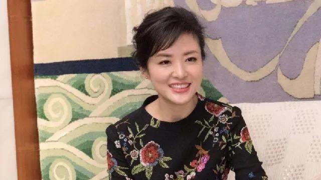 周涛问吴越：赵丽颖为何能二封金鹰视后？吴越的回复笑翻全场