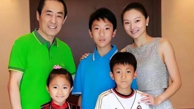 巴黎名媛舞会：张艺谋妻子惊艳亮相，这裹身礼服美得让人窒息！