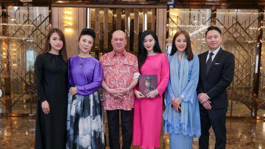 范冰冰携妈妈勇闯东南亚！穿粉裙美得国色天香，获得马来西亚元首接见太有排面！