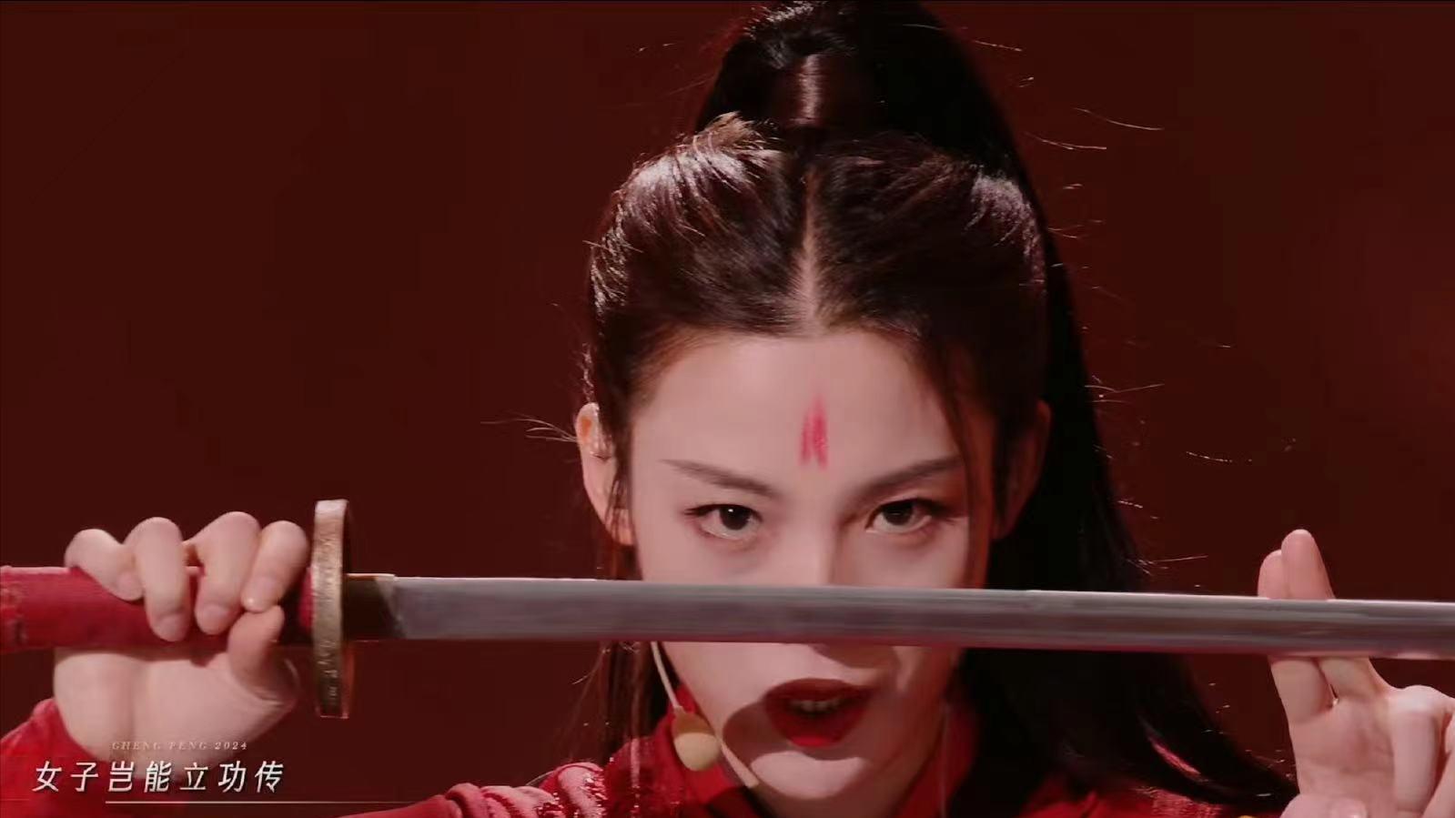 春晚|春晚大放异彩的她，《浪姐5》红衣舞剑杀伤力太强，又迷倒不少女观众