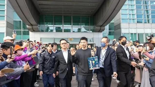 马龙参观101大楼，现场太火爆，大楼女老总：比韩星来台更轰动！