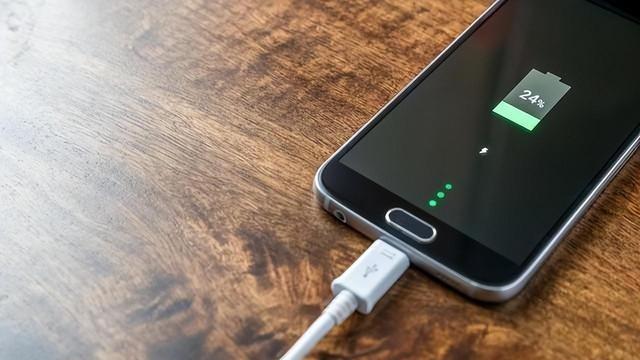 手机充至100%再拔出？可能是错误的, 你的习惯正悄悄损害电池寿命