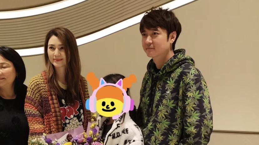 偶遇洪欣张丹峰一家三口，同框画面温馨有爱，10岁女儿身高优越