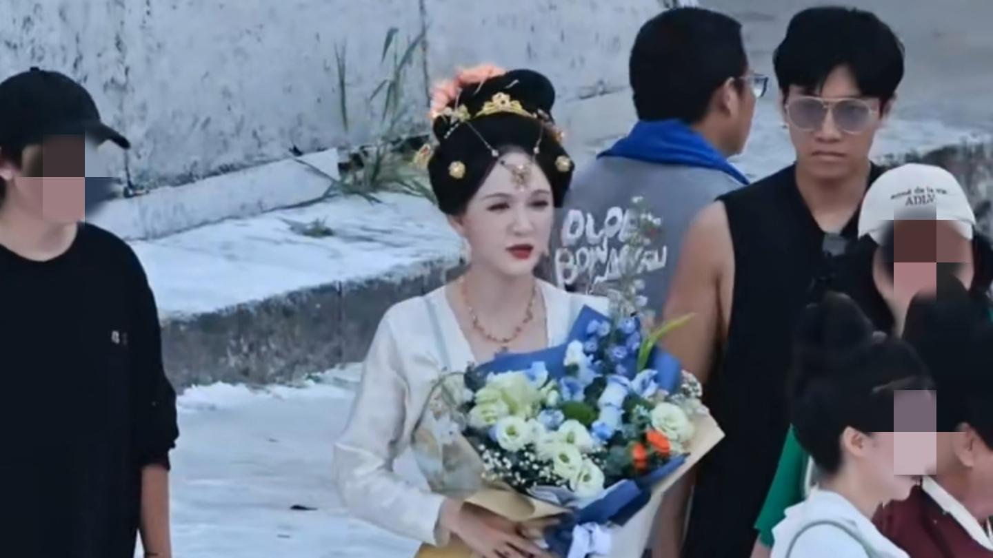 陈乔恩、艾伦骑电车出街，二人甜蜜互动，领证两年即将举办婚礼