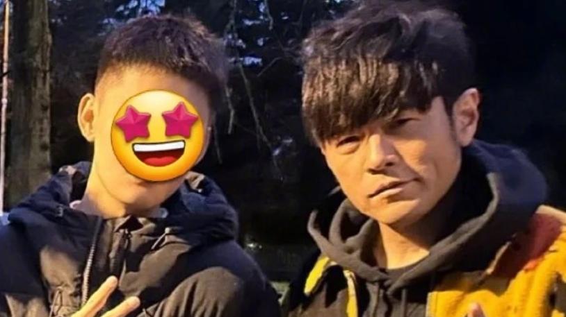 45岁周杰伦现身英国剑桥大学！面容苍老认不出，身边全是同性朋友