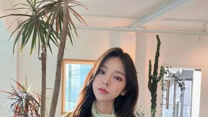 纹艺派：画眉时，可以使用眉刷轻轻地晕染眉毛，使颜色过渡更自然