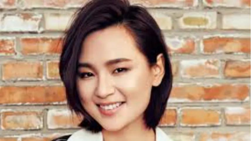 周笔畅丢脸丢到国外去了！时装周上里三层外三层，165的身高穿成135既视感！