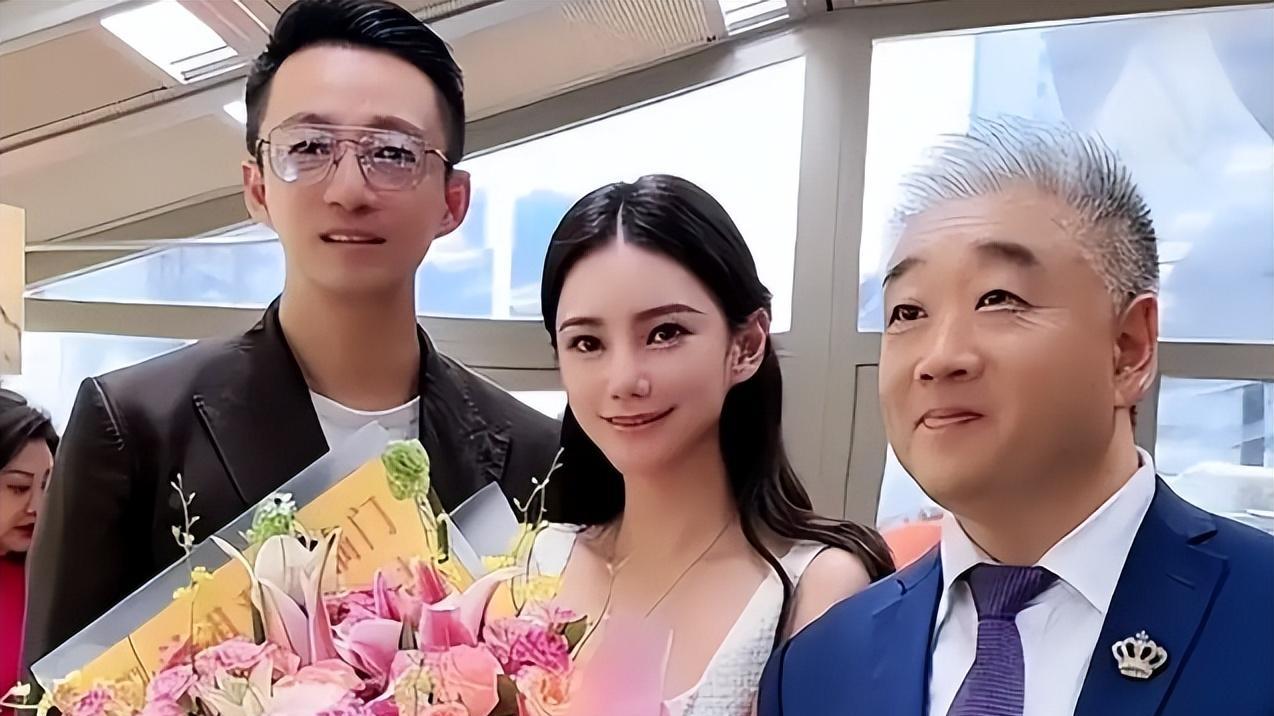 马筱梅挺5个月孕肚直播甩脸，汪小菲瞬间红温，一细节引7万人刷屏