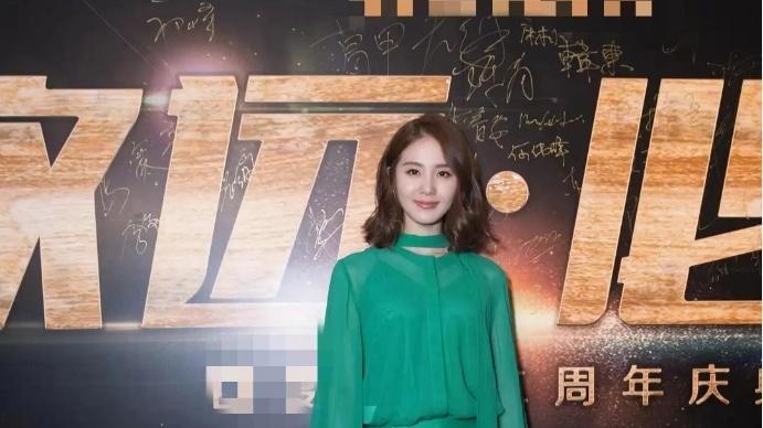 刘诗诗再次改变了自我，身穿绿色连衣裙尽显女性风姿！