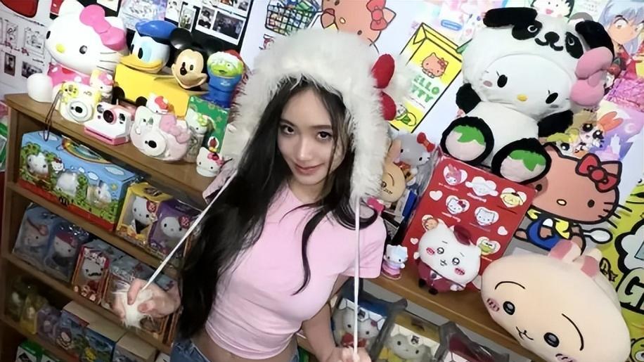 小S二女儿许韶恩站姿惹争议！永远是后臀屁股翘起来！感觉好怪异