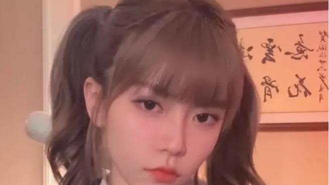 周淑怡COS女高中生冲上热搜引热议，网友：中专生扮什么高中生？